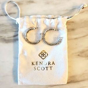 Kendra Scott (The Maggie Small Hoop Earrings in Silver Filigree)